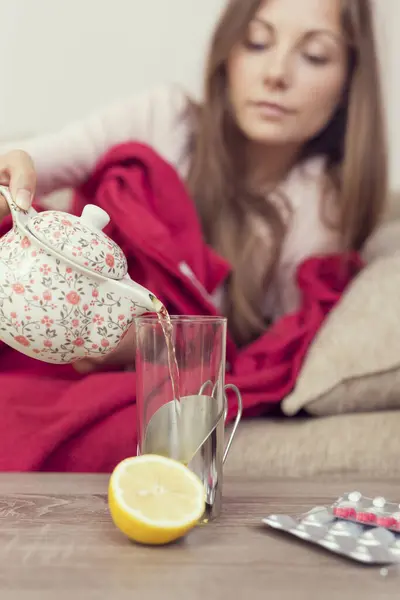 Hasta Kadın Yüksek Ateş Grip Yüzünden Yatakta Yatıyor Çaydanlıktan Çay — Stok fotoğraf