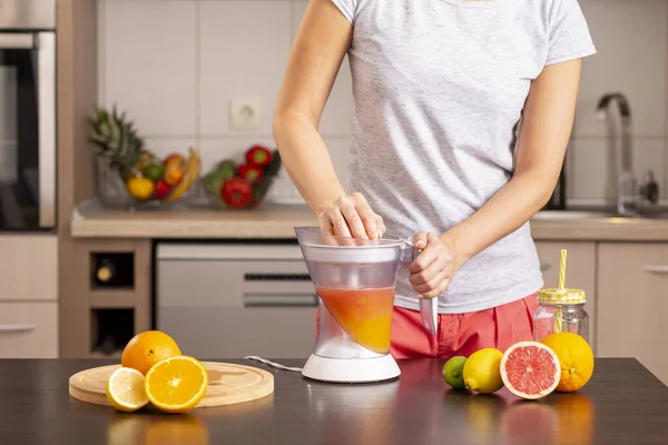 Detail Female Hands Holding Grapefruit Half Making Freshly Squeezed Mixed — Stock Photo, Image