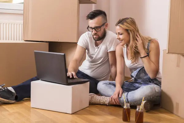 Young Couple Love Sitting Floor New Apartment Planning Redecoration Drinking — Stock Photo, Image