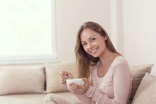 Young Woman Sitting Living Room Couch Holding Bowl Cereal Having — Stock Photo, Image
