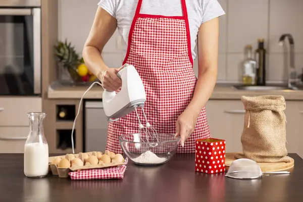 Szczegóły Kobiecej Ręki Trzymając Mikser Mieszając Ciasto Naleśnikowe Blacie Kuchennej — Zdjęcie stockowe