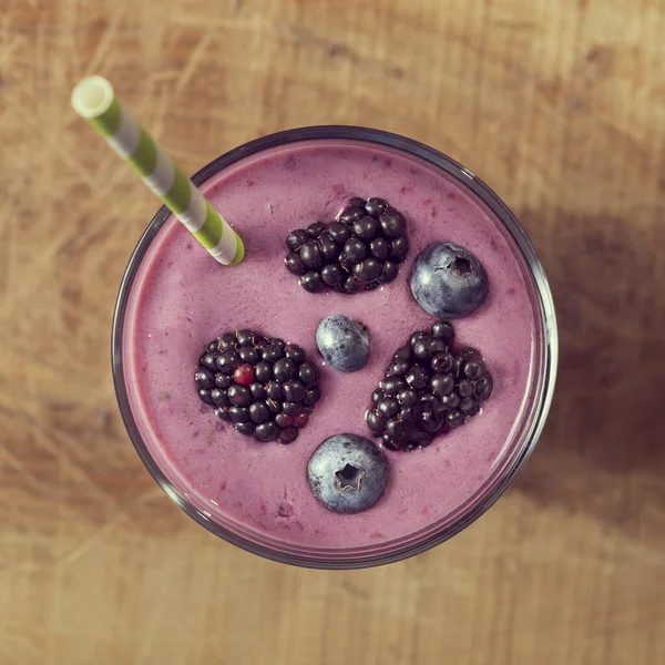 Top View Glass Mixed Fruit Smoothie Decorated Couple Blueberries Blackberries — Stock Photo, Image