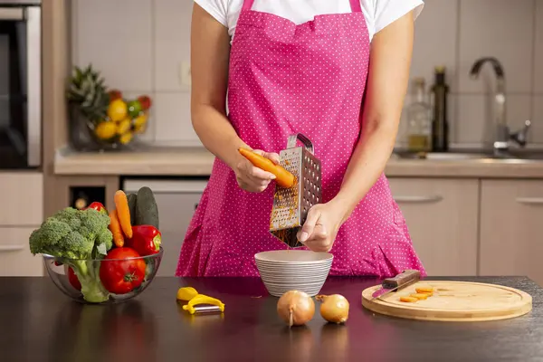 Detalle Manos Femeninas Rallando Zanahorias Frescas Con Rallador Mostrador Cocina —  Fotos de Stock