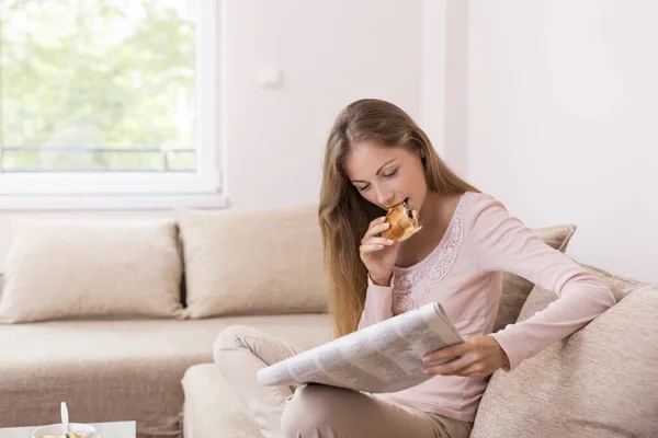 Young Beautiful Woman Sitting Couch Living Room Reading Newspapers Eating — Stock Photo, Image