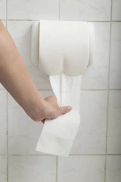Szczegóły Ręki Kobiety Przy Użyciu Papieru Toaletowego — Zdjęcie stockowe