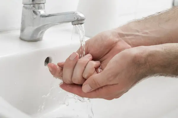 Zbliżenie Mężczyzny Myjącego Ręce Umywalce Łazience — Zdjęcie stockowe