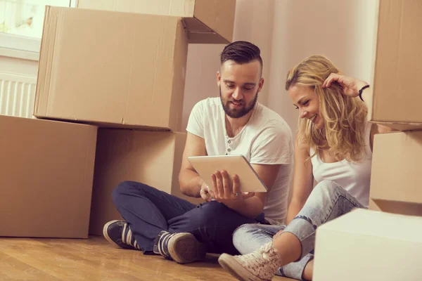 Young Couple Love Moving New Appartment Sitting Floor Planning Redecorate — Stock Photo, Image