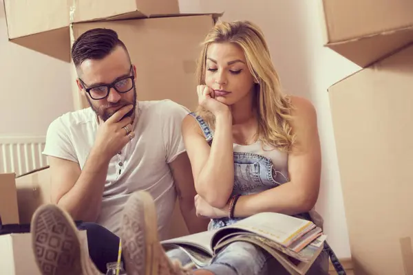 Young Couple Planning Redecoration New Appartment — Stock Photo, Image