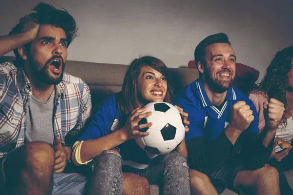 Група Молодих Друзів Які Спостерігають Футбольний Матч Даху Будівлі Веселяться — стокове фото