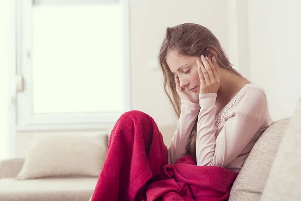 Young Woman Sitting Couch Holding Her Head Having Strong Headache — Stock Photo, Image