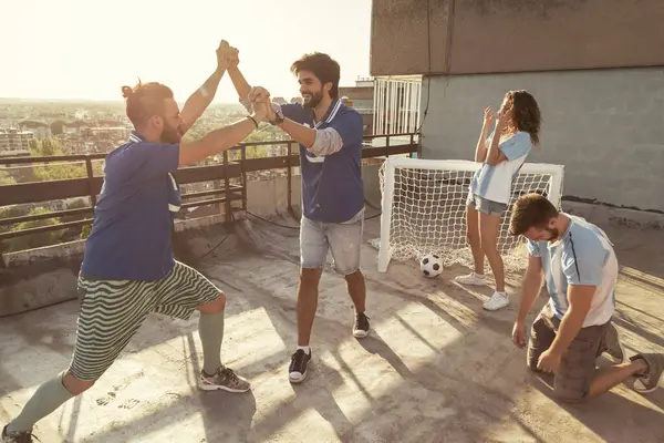 Группа Молодых Друзей Веселится Играя Футбол Террасе Крыше Здания Выигрывая — стоковое фото