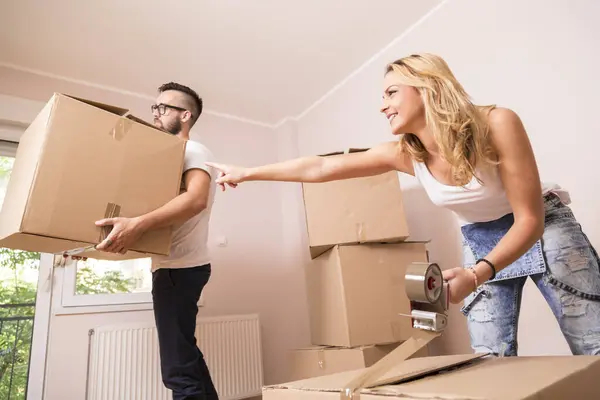 Young Girl Moving New Apartment Her Boyfriend Standing Surrounded Cardboard — Stock Photo, Image