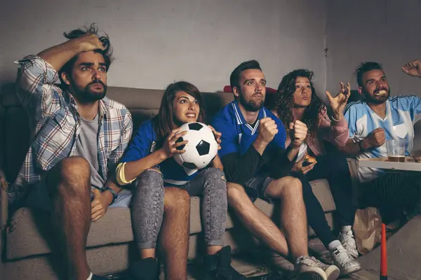 Ομάδα Νεαρών Φίλων Παρακολουθούν Ποδοσφαιρικό Αγώνα Ταράτσα Κτιρίου Ζητωκραυγάζοντας Τρώγοντας — Φωτογραφία Αρχείου