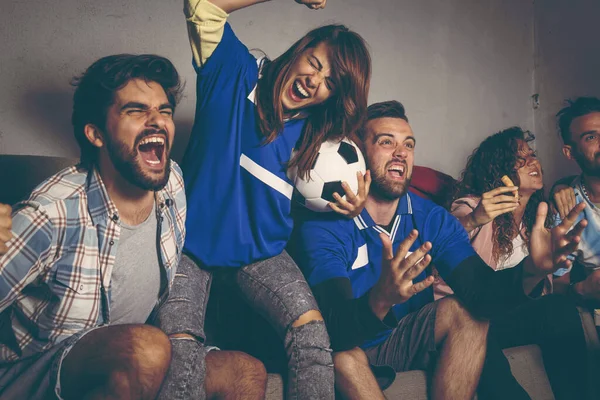 Groep Jonge Vrienden Kijken Naar Een Voetbalwedstrijd Een Dak Van — Stockfoto