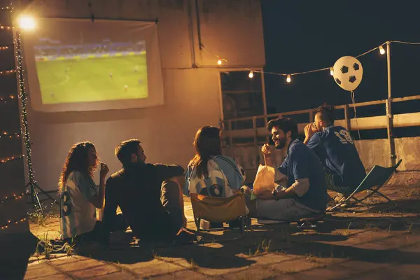 Ομάδα Νεαρών Φίλων Διασκεδάζουν Βλέποντας Έναν Ποδοσφαιρικό Αγώνα Μια Ταράτσα — Φωτογραφία Αρχείου