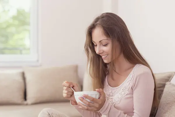 Young Woman Sitting Living Room Couch Holding Bowl Cereal Having — Stock Photo, Image