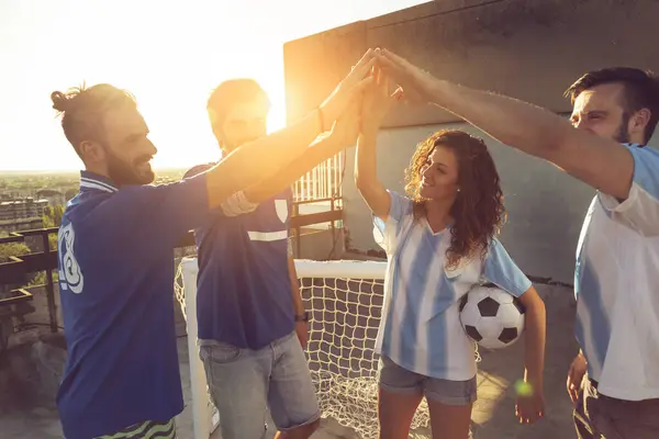 Ομάδα Νεαρών Φίλων Που Παίζουν Ποδόσφαιρο Μια Ταράτσα Κτιρίου Χαιρετώντας — Φωτογραφία Αρχείου