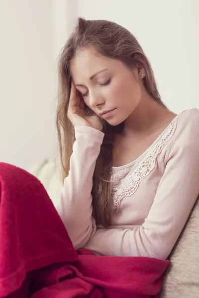 Young Woman Sitting Couch Holding Her Head Having Migraine — Stock Photo, Image