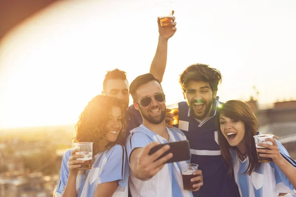 Grupp Fotbollsfans Dricka Och Kul Innan Spelet Selfie Byggnad Takterrass — Stockfoto