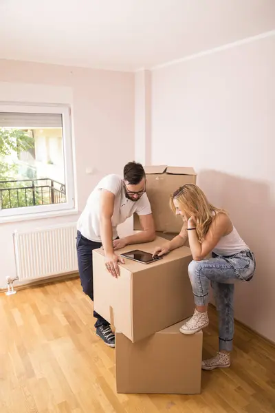 Man Woman Moving Boxes Room — Stock Photo, Image
