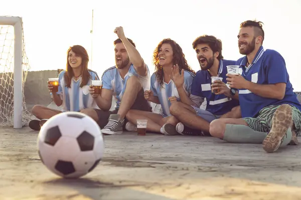 Grupp Unga Vänner Tittar Fotbollsmatch Byggnad Tak Hejar Och Dricker — Stockfoto