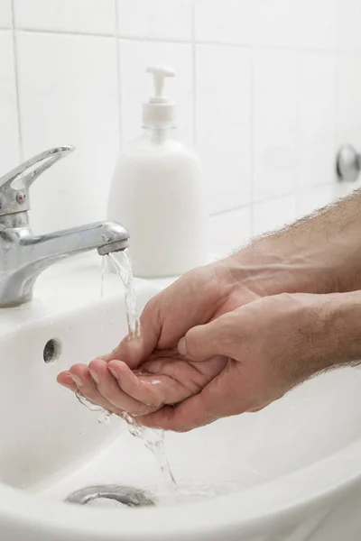 Zbliżenie Mężczyzny Myjącego Ręce Umywalce Łazience Selektywne Skupienie Się Kranu — Zdjęcie stockowe