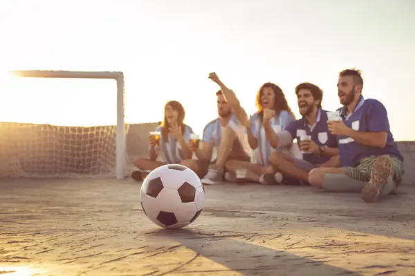 Bir Grup Genç Arkadaş Bir Binanın Çatısında Futbol Maçı Izliyor — Stok fotoğraf