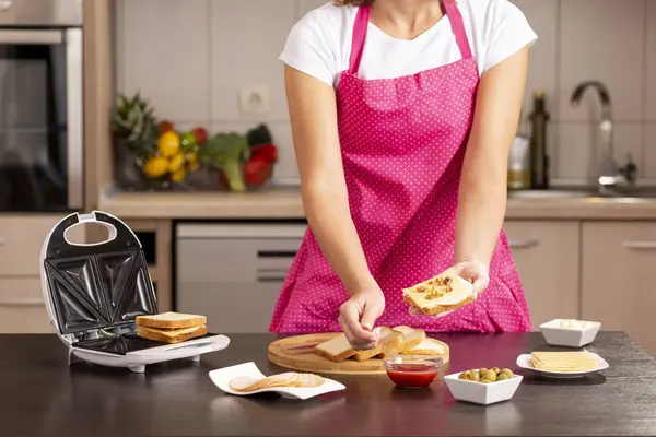 Mãos Femininas Segurando Sanduíche Adicionando Ketchup Com Uma Colher Mulher — Fotografia de Stock