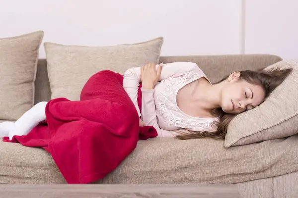 Junge Frau Liegt Mit Decke Bedeckt Auf Einem Bett Und — Stockfoto
