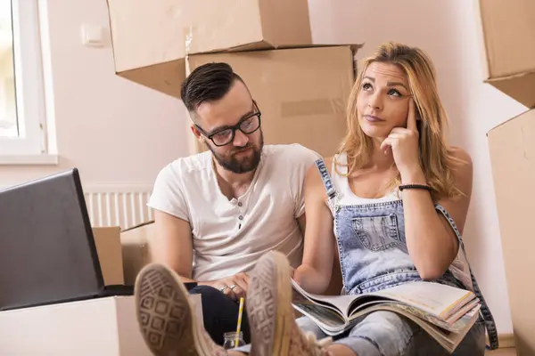 Young Couple Love Sitting Floor New Apartment Planning Redecoration Searching — Stock Photo, Image