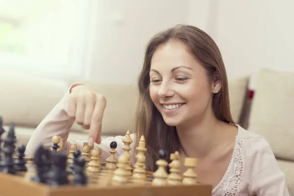 Satranç Oynarken Gülümseyen Güzel Bir Genç Kadının Portresi — Stok fotoğraf