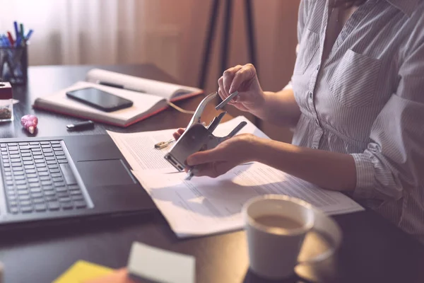 Bir zımba tutarak ve zımba ile doldurma eller detayını. Parmakları ve zımbalar