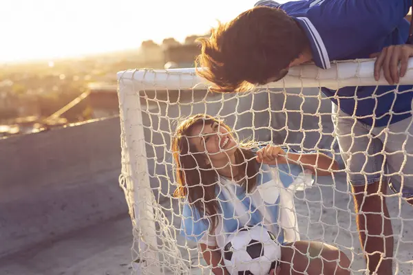 Birbirlerine Aşık Bir Çift Maçtan Sonra Çatıda Futbol Forması Giyip — Stok fotoğraf