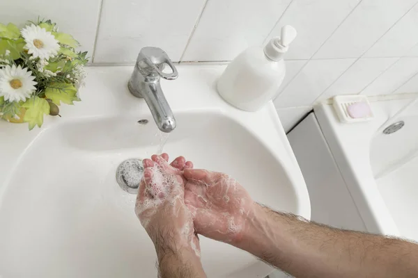 液体石鹸を使用して手を洗う男の近く ハンドに焦点を当てる — ストック写真