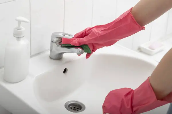 戴防护手套的女用手的近距离接触 用海绵清洁浴室的水池 — 图库照片