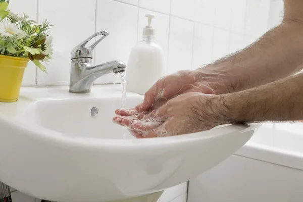 Zbliżenie Mężczyzny Myjącego Ręce Mydłem Płynie Selektywne Skupienie Uwagi Dłoni — Zdjęcie stockowe