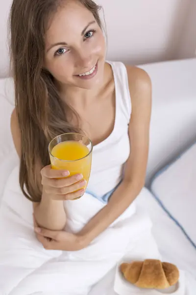 Schöne Junge Frau Sitzt Bett Nachdem Sie Morgens Aufwacht Und — Stockfoto
