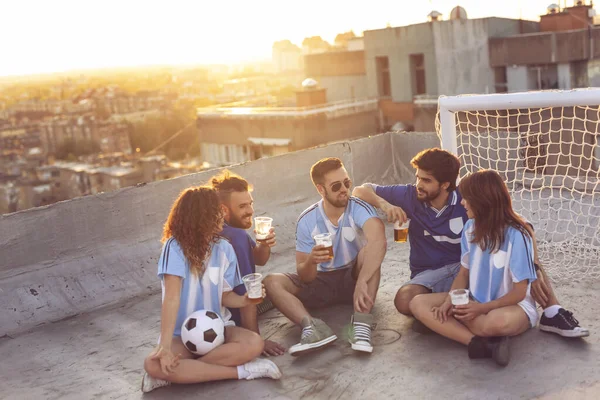 Group Young People Sitting Building Rooftop Wearing Jerseys Taking Break — Stock Photo, Image
