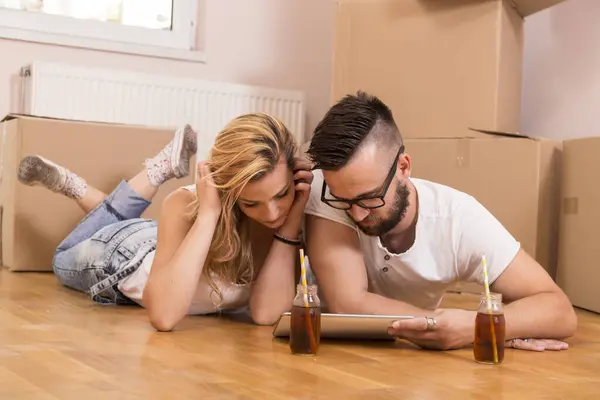 Young Couple Love Moving New Flat Lying Floor Surfing Web — Stock Photo, Image
