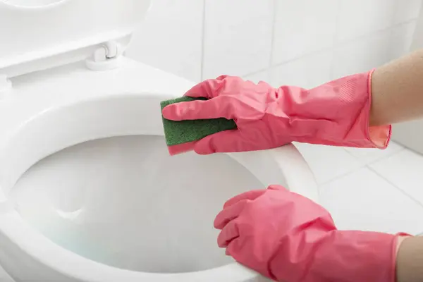Zbliżenie Żeńskich Rąk Rękawiczkach Ochronnych Szorowanie Toalety Gąbką — Zdjęcie stockowe