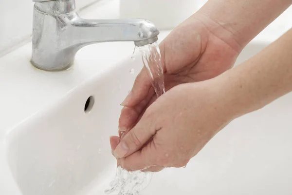 Zbliżenie Kobiety Myjącej Ręce Selektywna Koncentracja Dłoniach — Zdjęcie stockowe