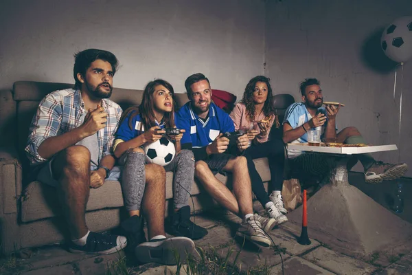 Група Молодих Друзів Розважаються Терасі Даху Граючи Футбольну Відеогру — стокове фото