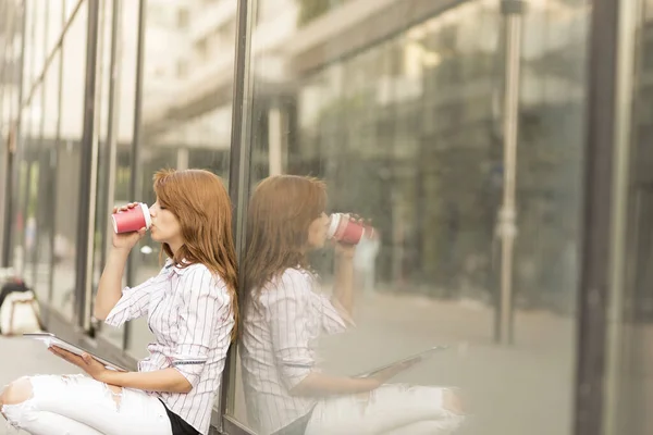 Joven Mujer Negocios Descanso Café Fuera Oficina Bebiendo Café Trabajando — Foto de Stock