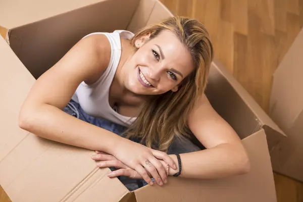 Mujer Sentada Dentro Una Caja Cartón Mientras Empaca — Foto de Stock
