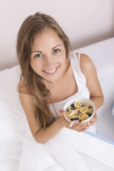 Junge Frau Sitzt Bett Und Hält Eine Schüssel Frühstückszerealien Der — Stockfoto