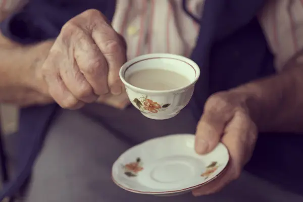 Detalj Äldre Kvinnas Händer Håller Rustik Kopp Fylld Med Kaffe — Stockfoto