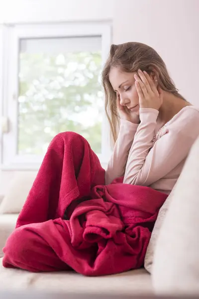 Young Woman Sitting Living Room Couch Covered Blanket Holding Her — Stock Photo, Image