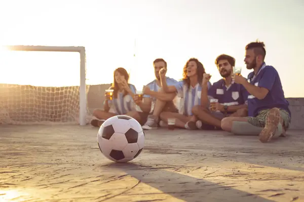 Bir Grup Genç Arkadaş Bir Binanın Çatısında Futbol Maçı Izliyor — Stok fotoğraf