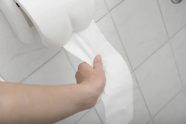 Szczegóły Ręki Kobiety Przy Użyciu Papieru Toaletowego — Zdjęcie stockowe