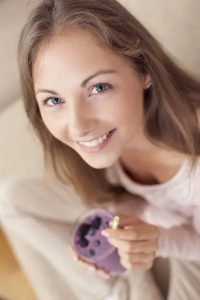 Beautiful Girl Sitting Living Room Couch Smiling Holding Glass Raspberry — Stock Photo, Image